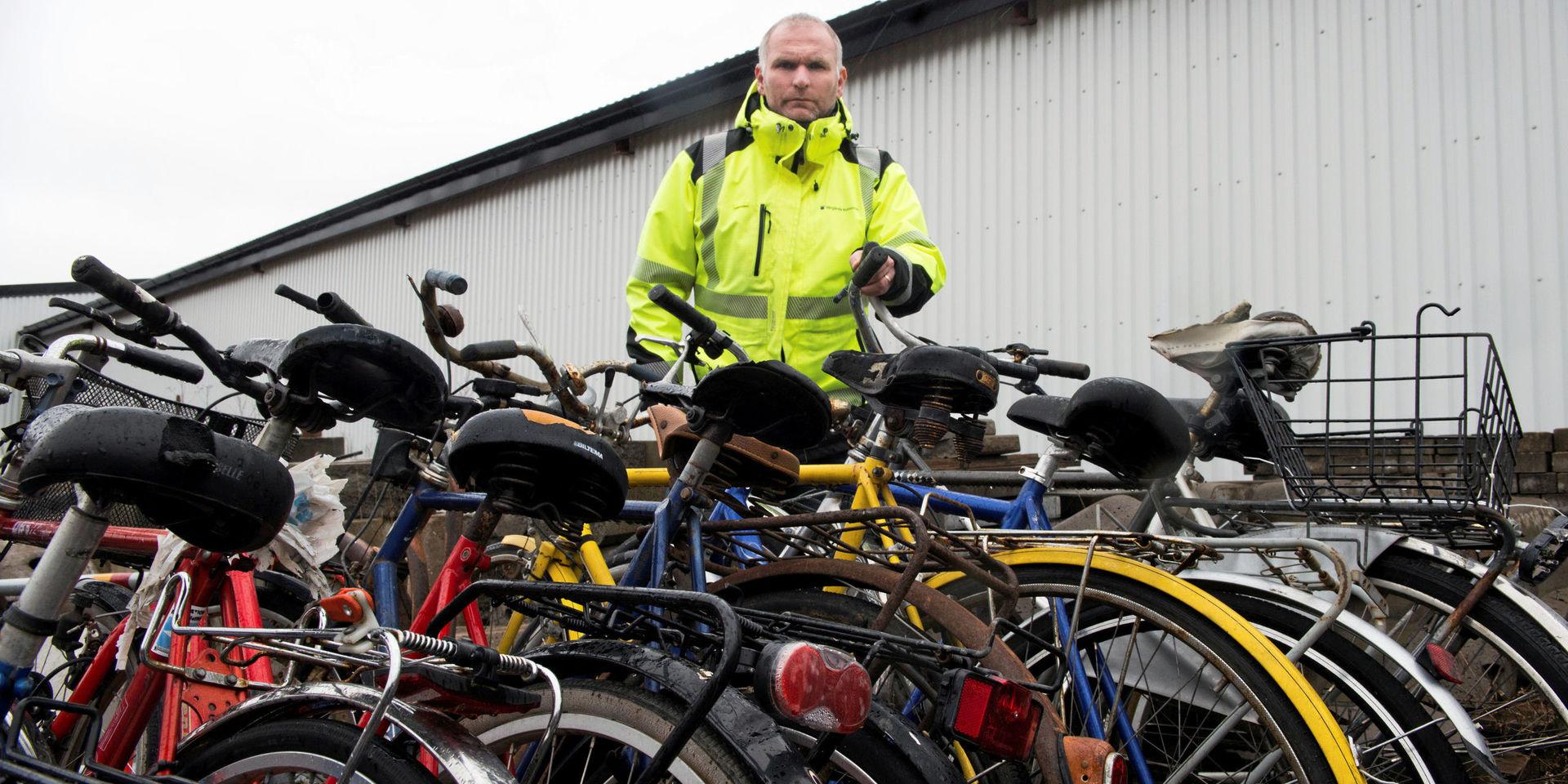 Kommunens gatuingenjör Daniel Miglavs konstaterar att det är oklart vad som kommer att hända de övergivna cyklarna. Kanske kommer de att skrotas.
