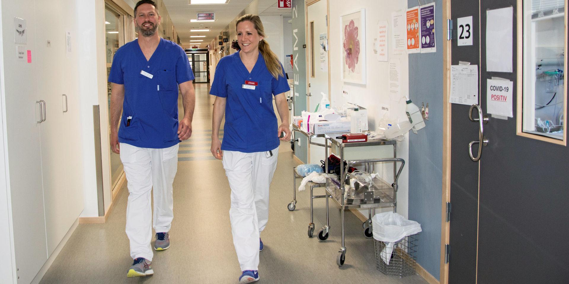 Avdelningschef Joakim Blomberg och ST-läkaren Christine Sävervall i en av korridorerna på lasarettets epidemiavdelning. I patientrummen vårdas denna dag 19 personer som insjuknat i covid-19.