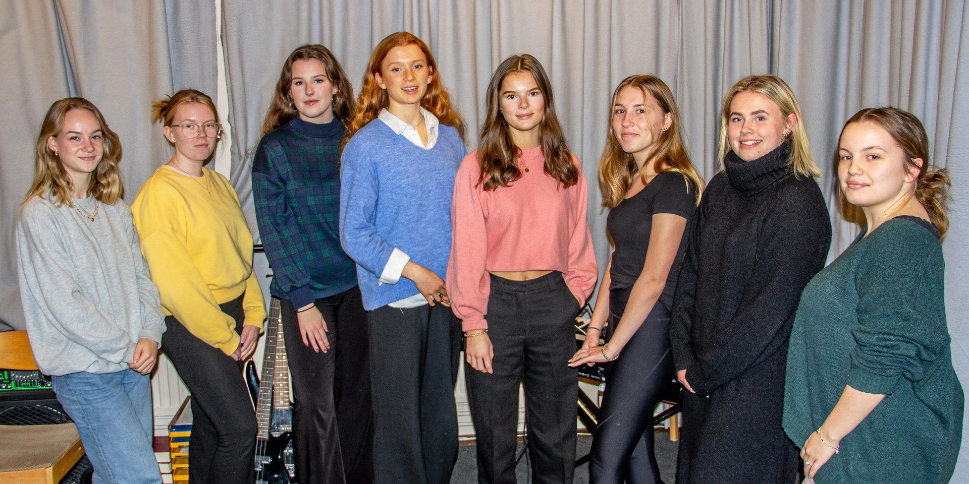 Lions luciatrupp i Alingsås 2021. Från vänster: Ida Andersson, Emmy Hugosson, Matilda Blixt, Vilda Ekestena, Alma Rowlands, Lina Jonasson, Alva Linusson och Nora Nilsen.