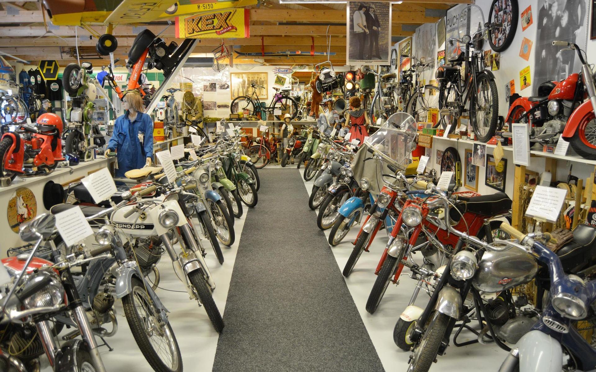 På Hjorteds mopedmuseum finns cyklar från olika decennier och länder representerade, från det lyxiga till det praktiska.