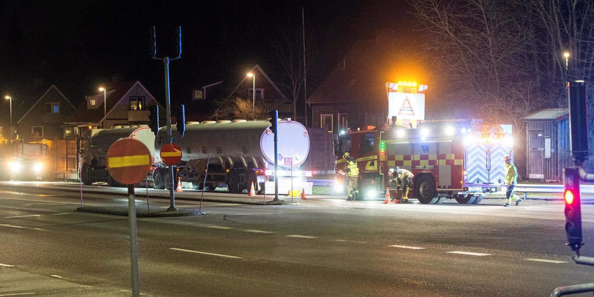 Under torsdagskvällen började bromsarna i en tankbil att brinna på E20 i utkanten av centrala Alingsås.
