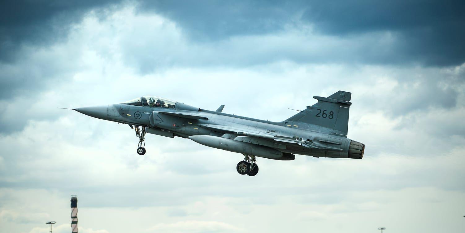 Skaraborgs flygflottilj kommer att öva lågflygning med Jas 39 Gripen under våren. Arkivbild.