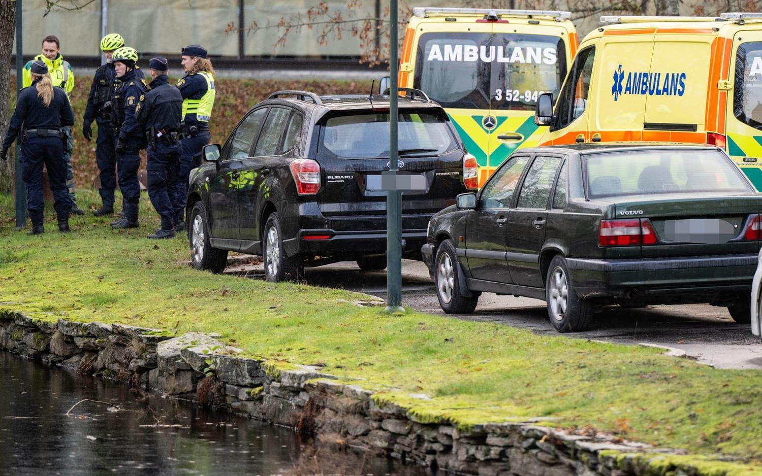 En man hittades död i Lillån under torsdagsmorgonen. Flera ambulanser och polispatruller skickades till platsen i centrala Alingsås.