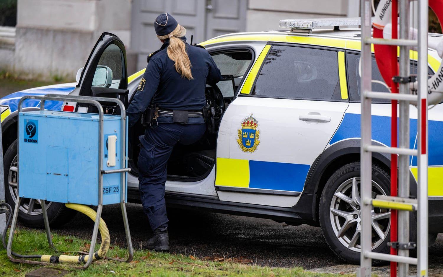 En man hittades död i Lillån under torsdagsmorgonen. Flera ambulanser och polispatruller skickades till platsen i centrala Alingsås.