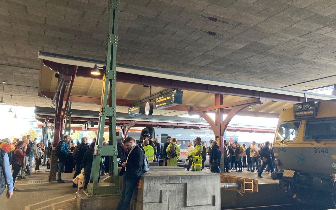 Vid centralstationen i Göteborg väntar många resenärer under onsdagen.
