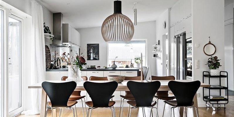 En av flera åtgärder som stylisten Malin Wern gjorde var att ta upp en designlampa i vardagsrummet, för att anpassa hemmet efter målgruppen.