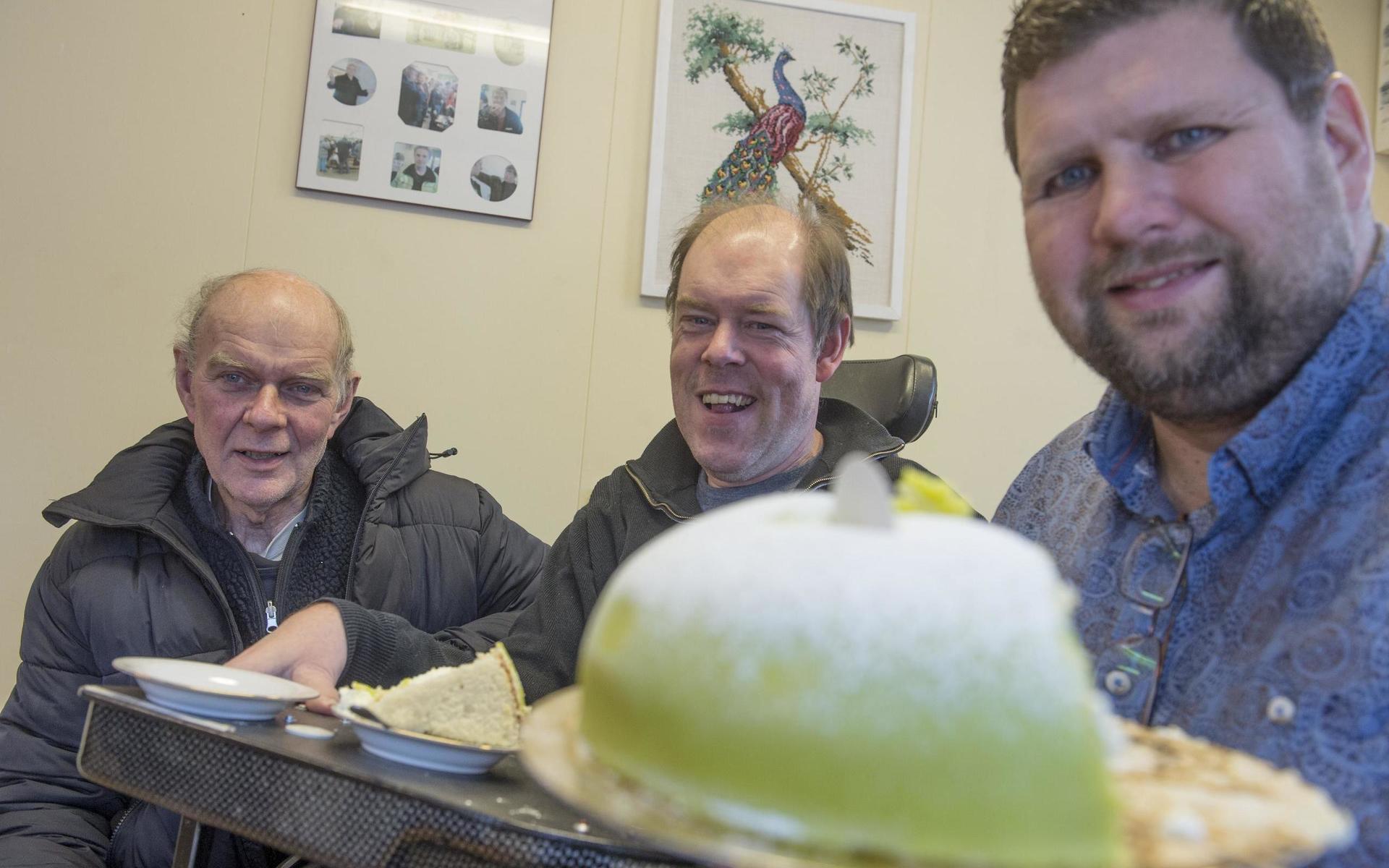 Henrik Lundblad firar med tårta tillsammans med assistenten Mathias Sandstedt och pappa Kjell.
