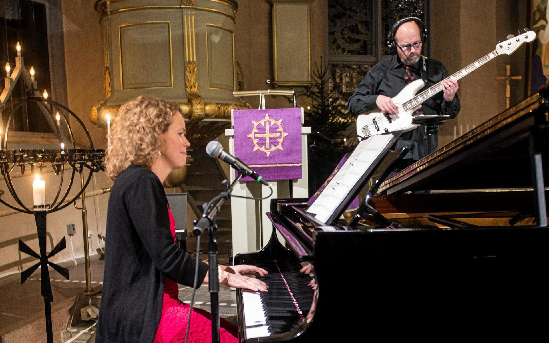 Emma Undemar på piano och Kenneth Holmström på bas.