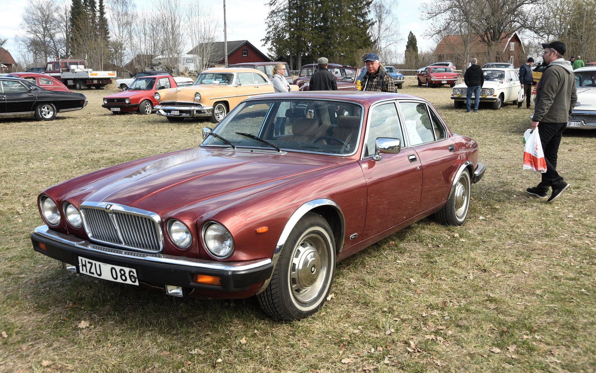 På finbilsparkeringen har Stig Hellberg denna Jaguar XJ från 1986 till salu.