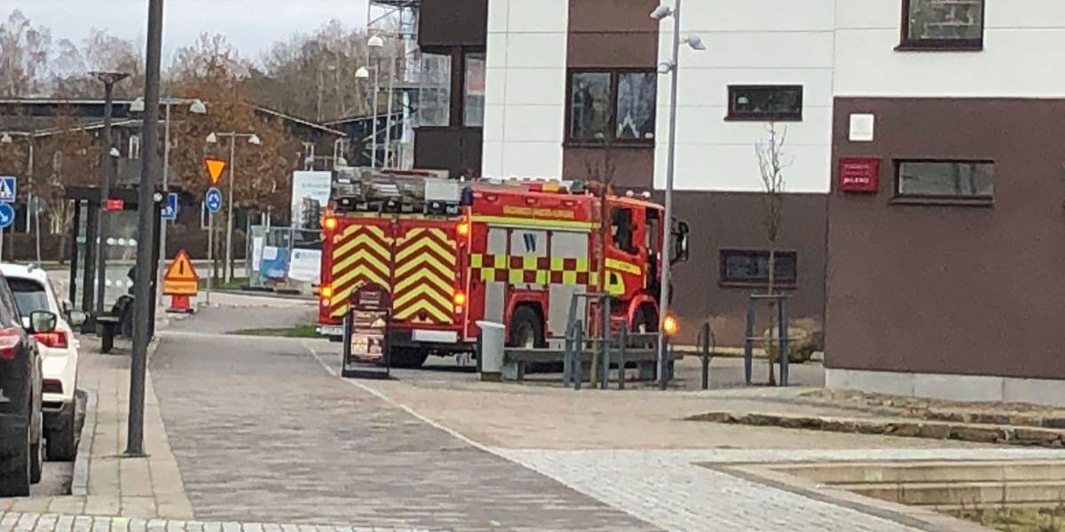 På onsdagen larmades räddningstjänsten om en brand på Tomtebogatan i Alingsås. Men någon brand handlade det inte om, trots att en brandvarnare tjöt. 