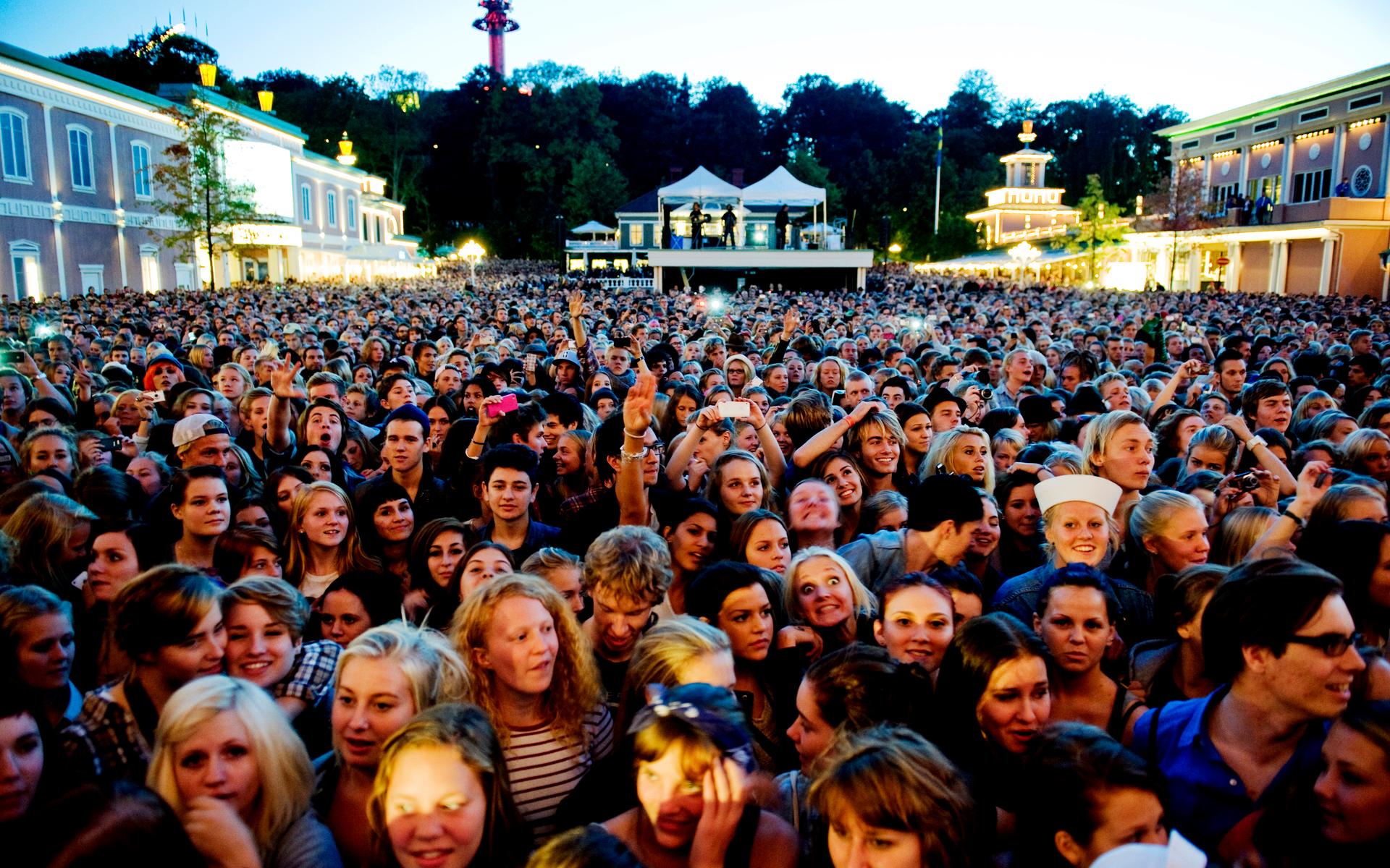 Publiken flockas för att se Håkan Hellström under en konsert på Liseberg