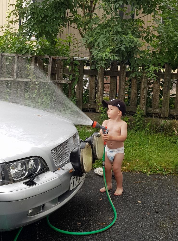 Charles tvättar bilen.