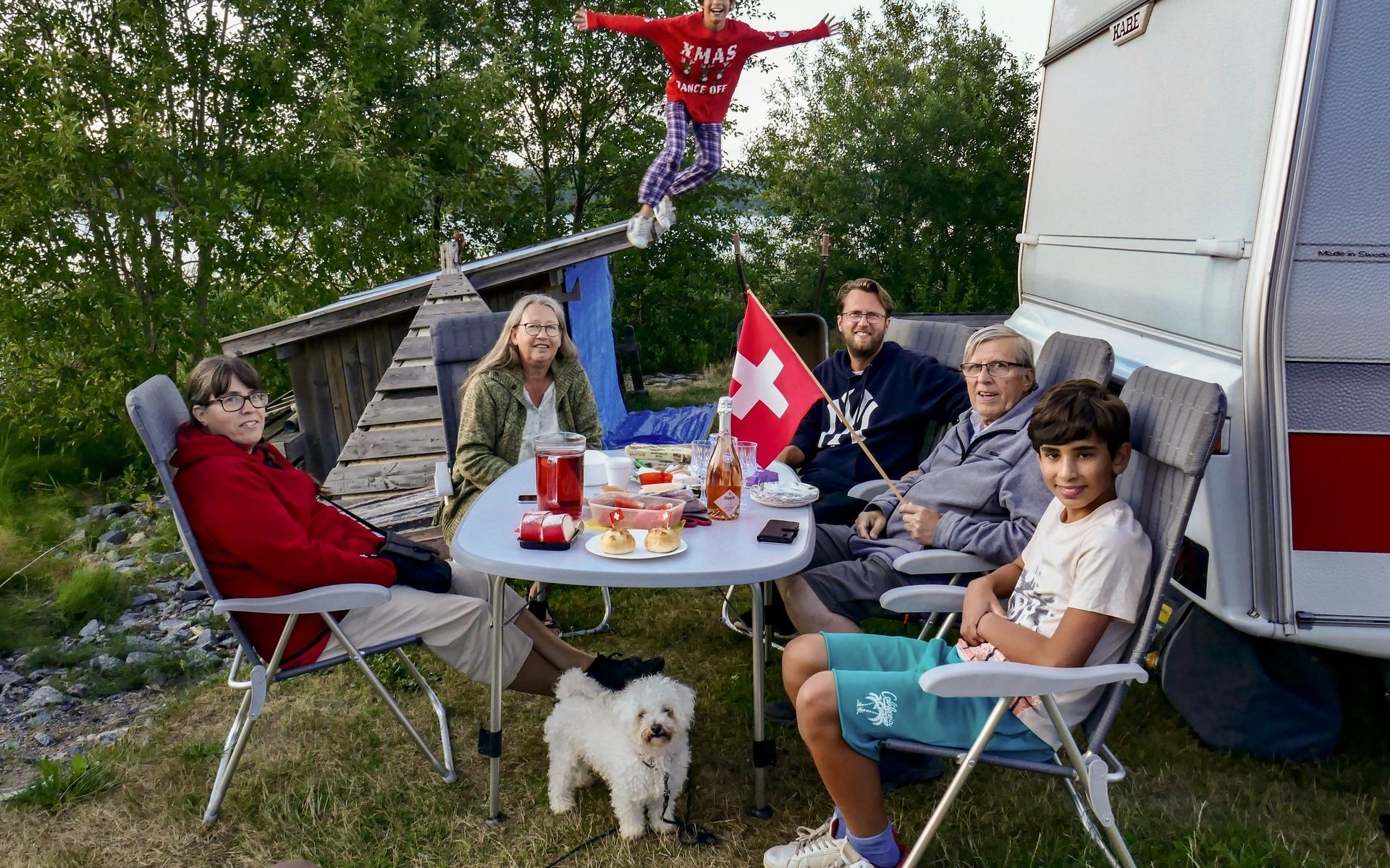 Vi firar Schweiz nationaldag, 1:a augusti, på Lövekulle camping. Minstingen av barnbarnen, av oss ovetande, stjäl hela showen. Fotot är tagen av minsvärdotter Didem Würgler med min kamera.
