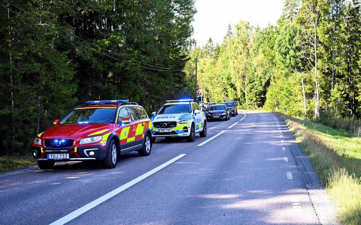 En bilist körde in i en bergvägg på Boråsvägen vid lunchtid på lördagen. Föraren fick föras till sjukhus med ambulans.