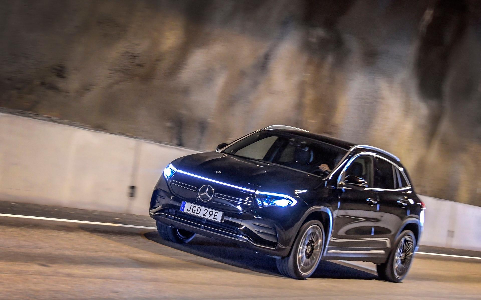 Mercedes elbilar känns igen på de långa svepande ljuslisterna i front och akter samt det blå emblemet EQ.