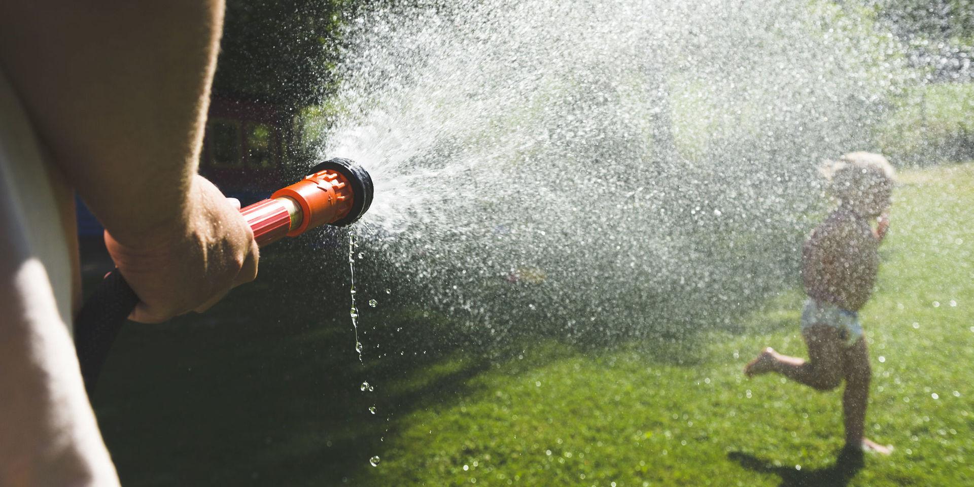 Bevattningsförbudet innebär att det just nu inte är tillåtet att använda vattenslang eller vattenspridare i Herrljunga. 