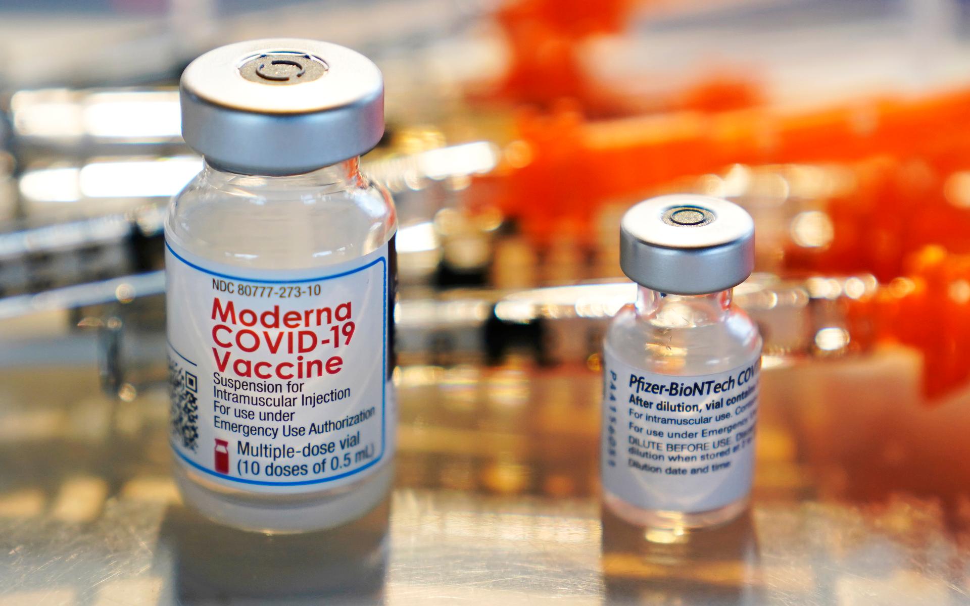 Stoppet av Modernas vaccin för personer födda 1991 och senare kvarstår. De som fått dos ett men inte dos två rekommenderas därför Pfizers vaccin.
