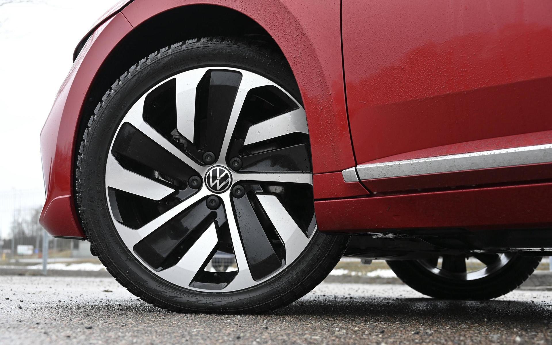 E-hybriden VW Arteon kommer bara som tvåhjulsdriven. 40-profilsdäcken ger stabil gång.