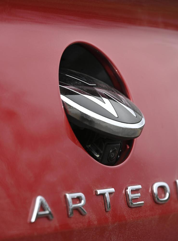Smart VW-lösning: Backkamerans lins skyddas från smuts bakom emblemet, som fälls upp när man lägger i backväxeln.
