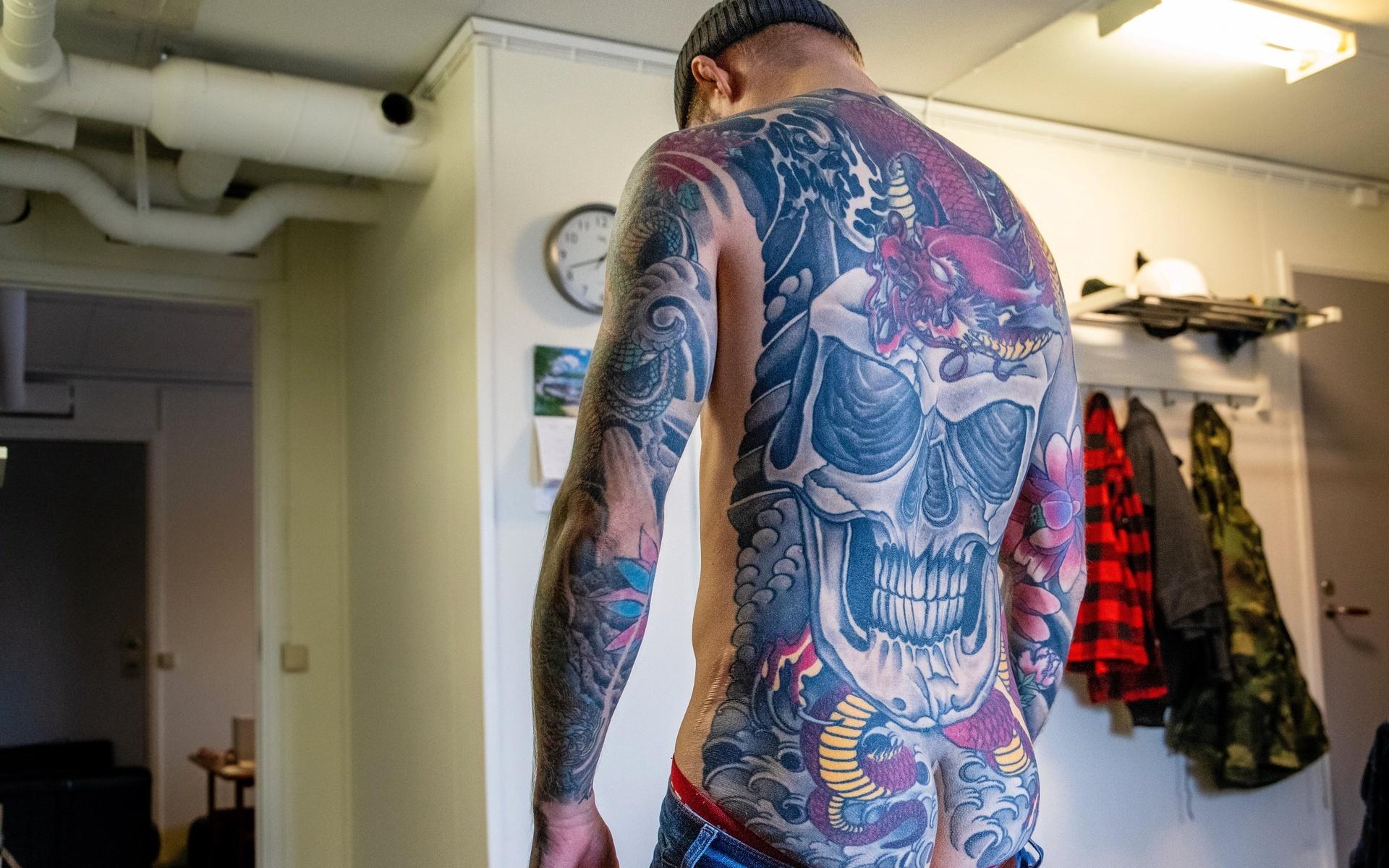 Det började när han var 17 år gammal och sen blev det bara mer och mer. Rickard kan inte räkna sina tatueringar utan ser det som en stor härlighet.