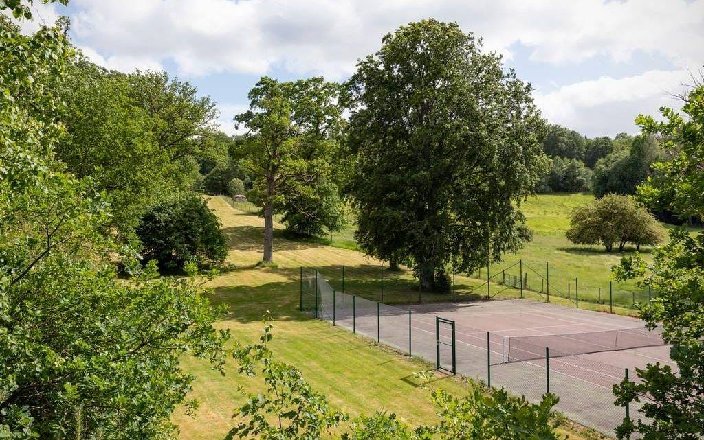 Fastigheten har en egen tennisbana. 