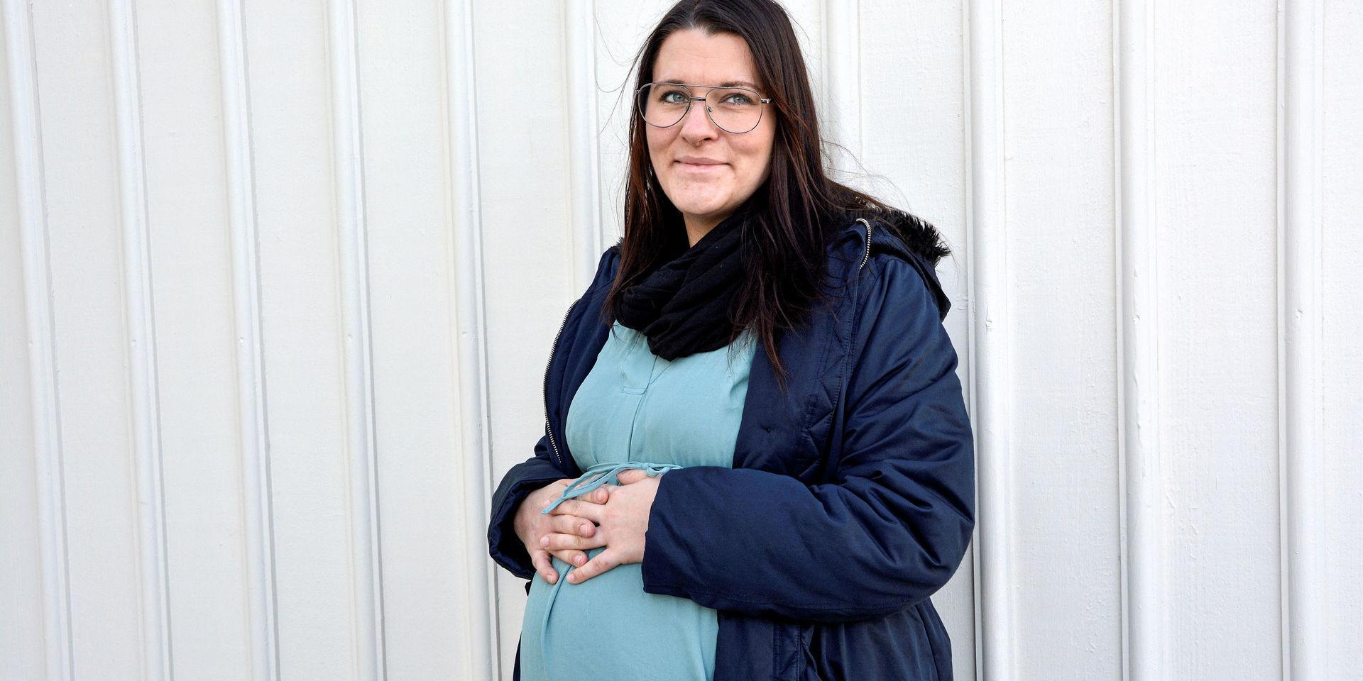 För sju år sedan förlorade Hanna Gustafsson sitt första barn, bara några dagar före beräknat förlossningsdatum. Nu väntar hon fjärde barnet och räknar med att bli igångsatt vecka 38.