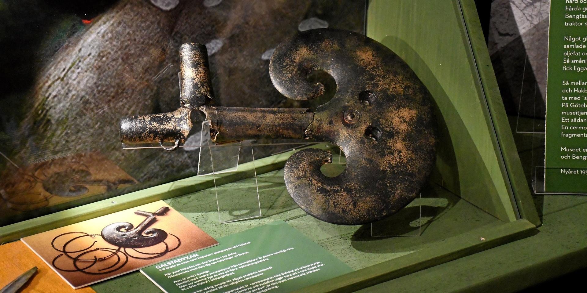 En kopia av den cermoniyxa i brons som hittades i ett grustag öster om Tumberg 1950. ”När de tog med den till Arkeologiska museet i Göteborg blev det uppståndelse”, berättar Inger Ernstsson.