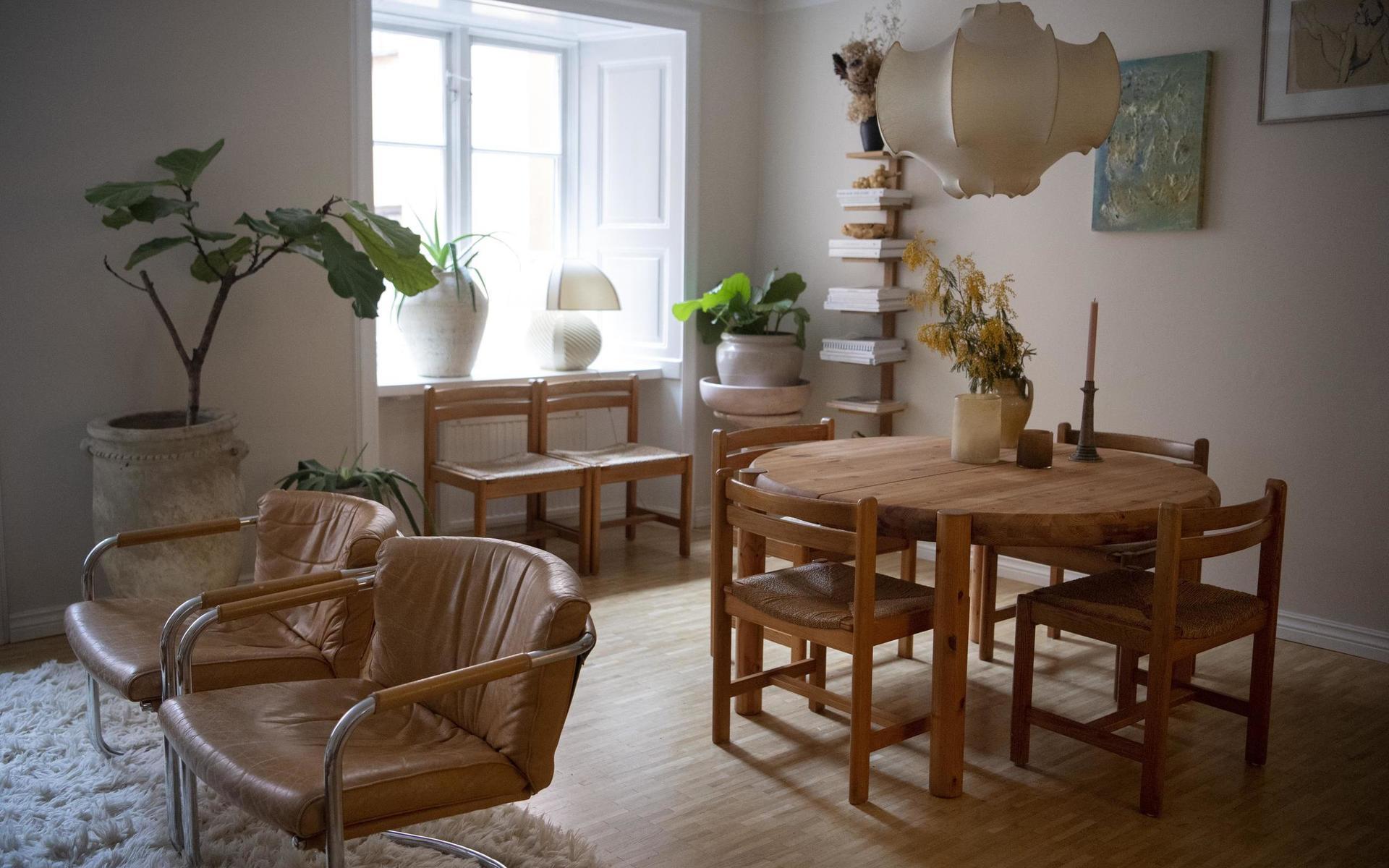 Skinnfåtöljerna Sling är tillverkade av Ire möbler på 1980-talet. Matbordet är i furu från 1970-talet.
