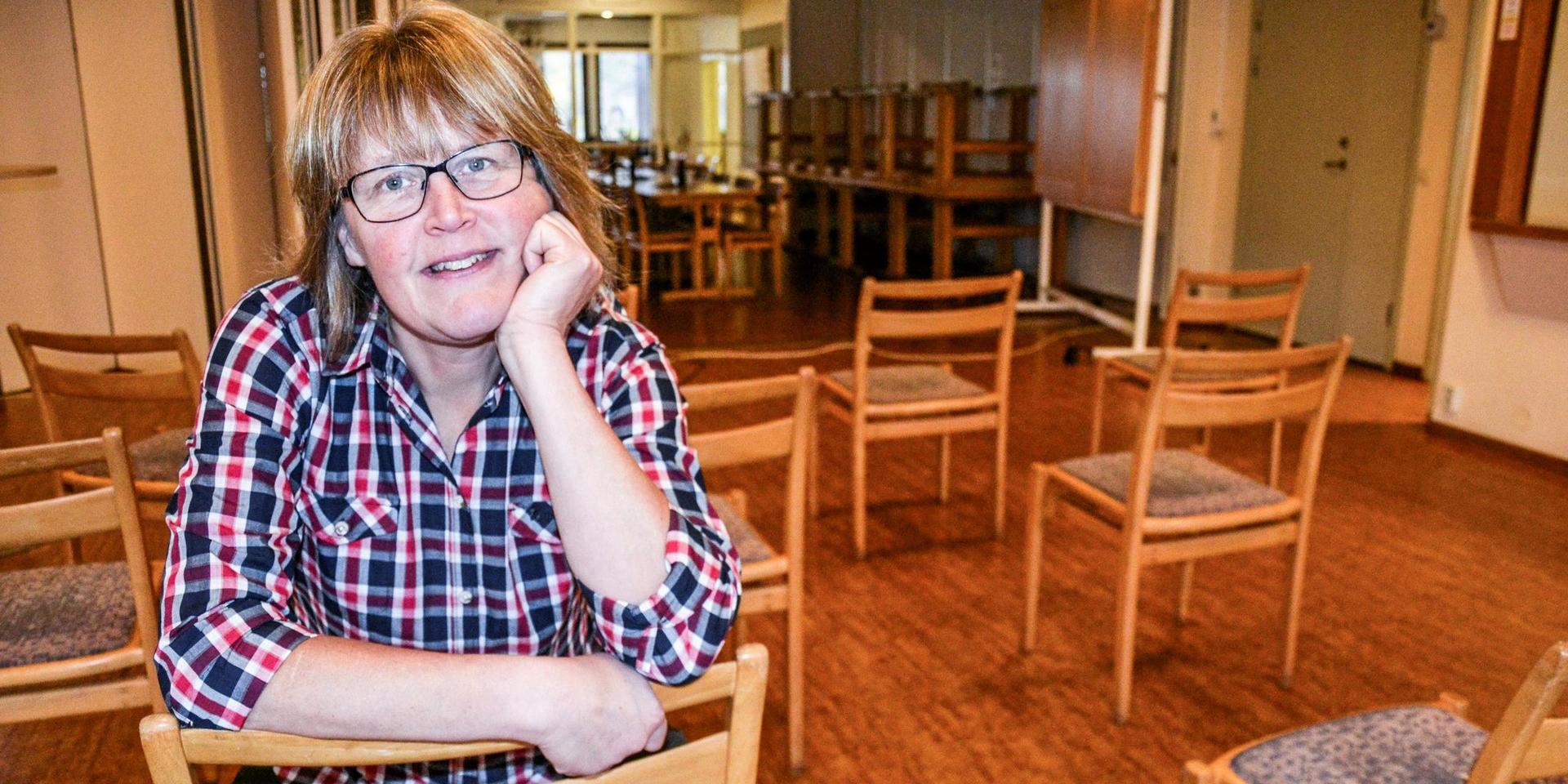 Kerstin Eliasson, jobbar ideellt i Alingsås Pingstförsamling. Hon kokar soppa och packar matkassar som delas ut till behövande när det är ”Öppen kyrka”.  Bland mycket annat som görs för att lindra nöden i stan.