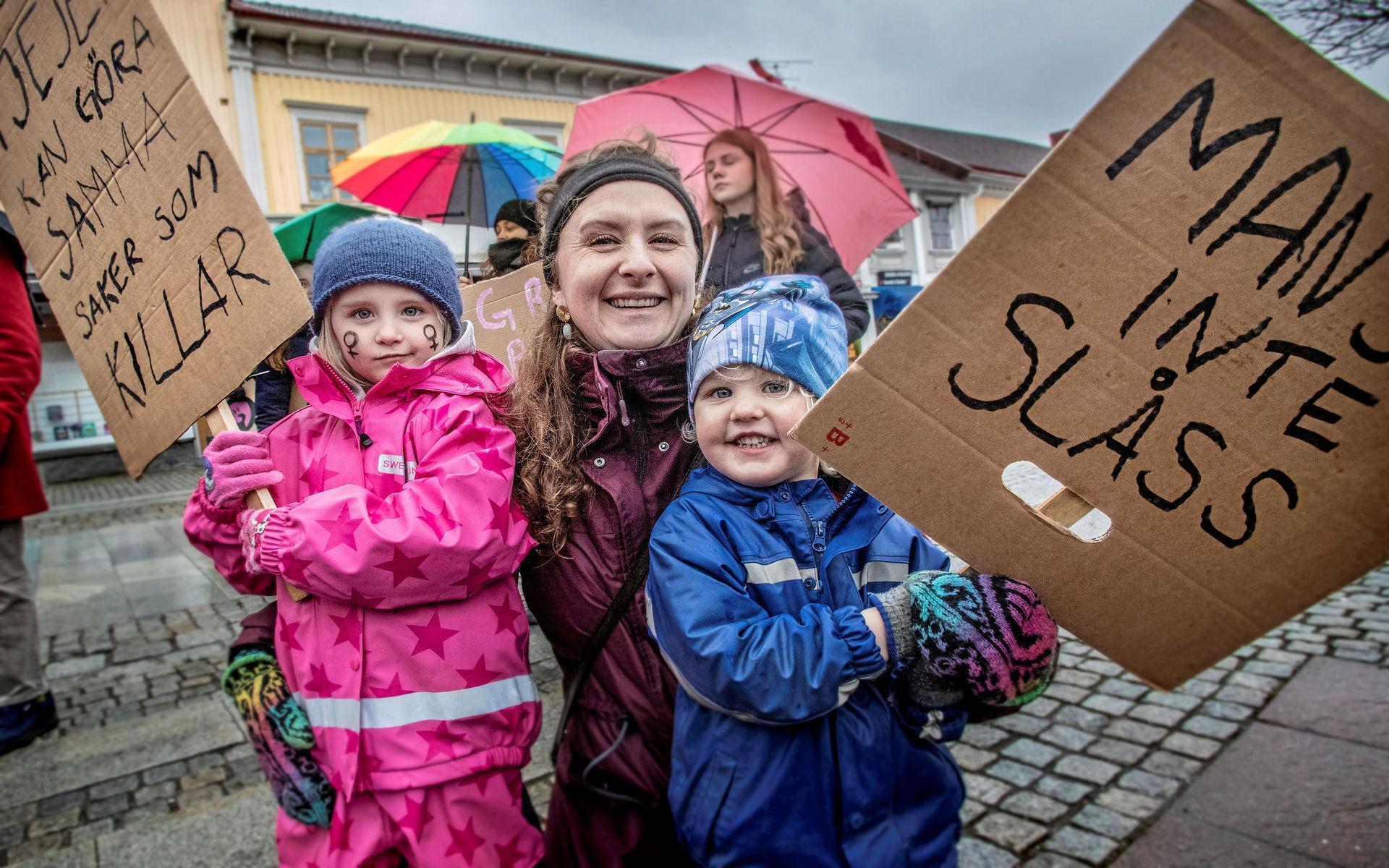 Emily Söderstrand besökte demonstrationen tillsammans med barnen May och Myra.