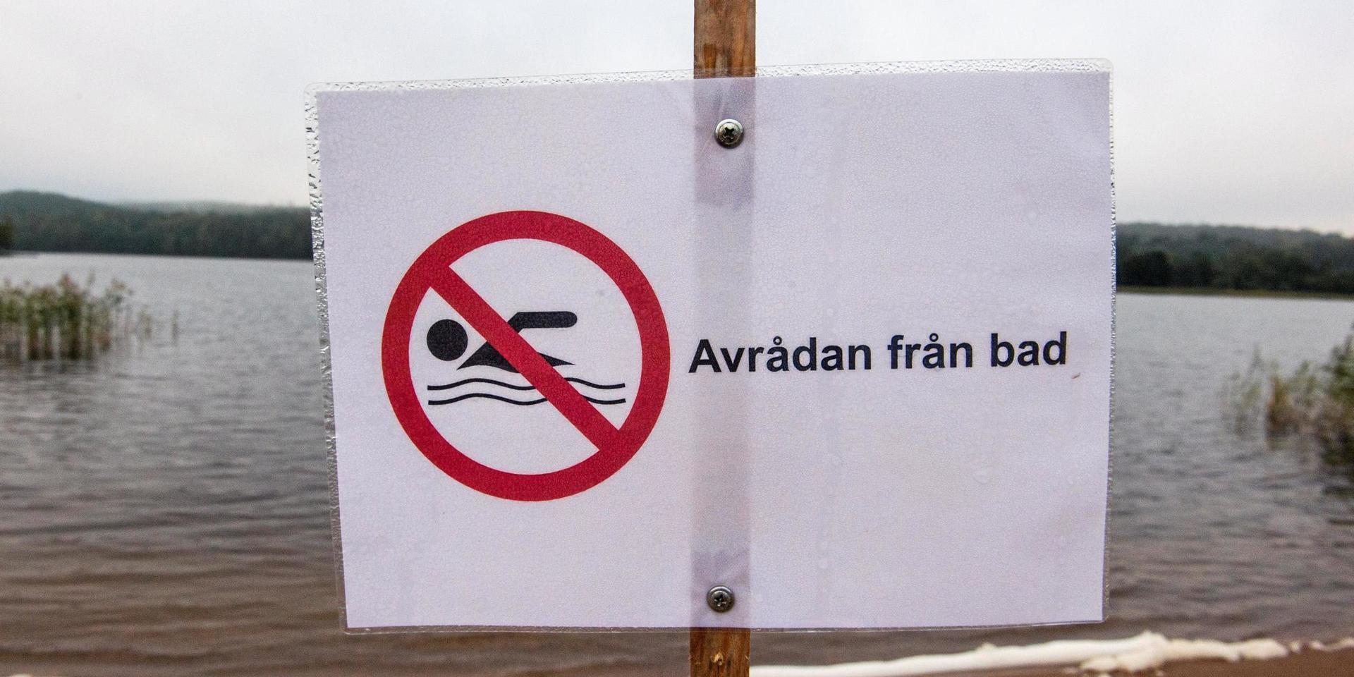 Det råder just nu badförbud på flera badplatser i Gerdsken.