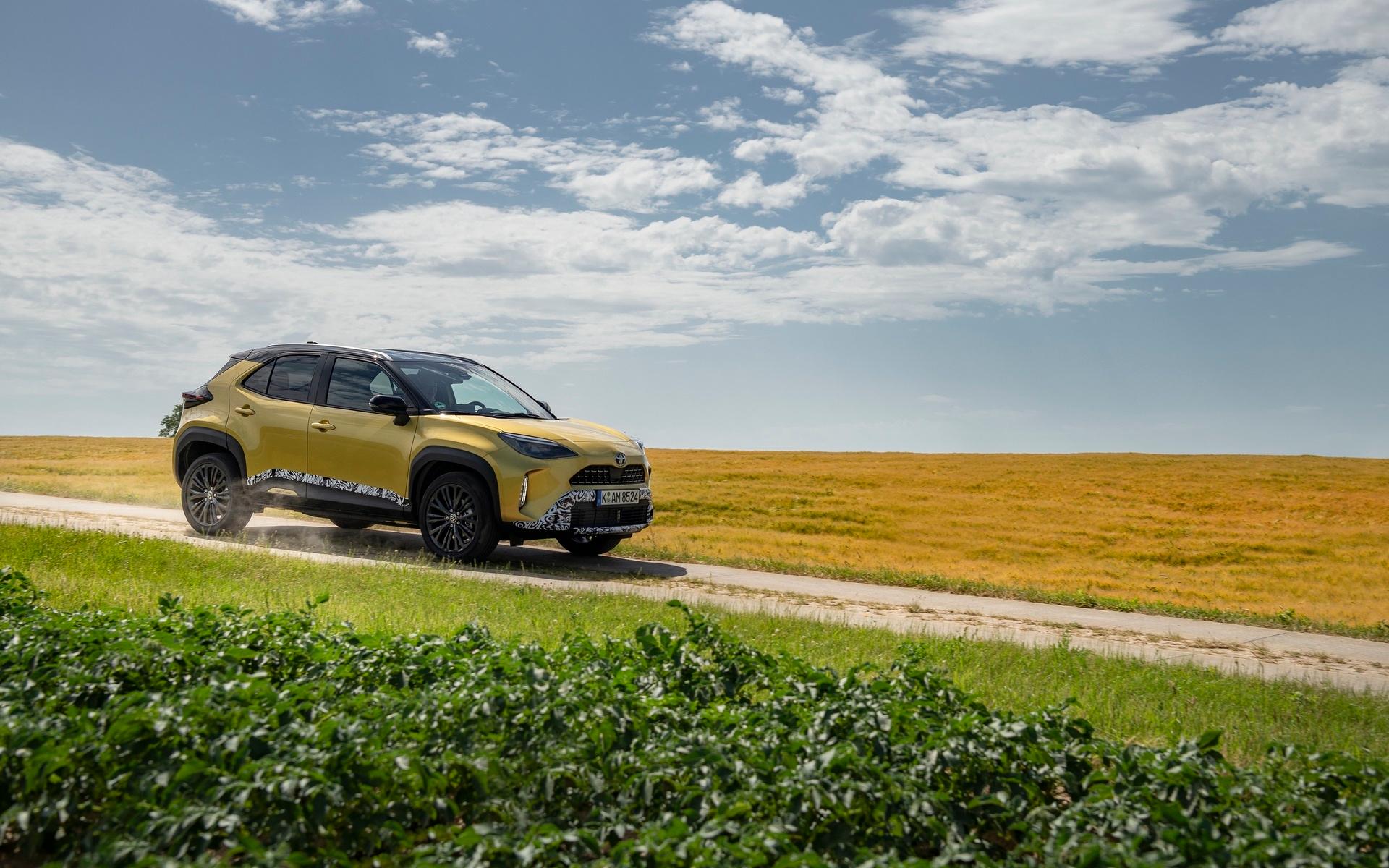 Toyota lanserar en förhöjd version av småbilen Yaris: bekväma Yaris Cross med snål hybriddrift.