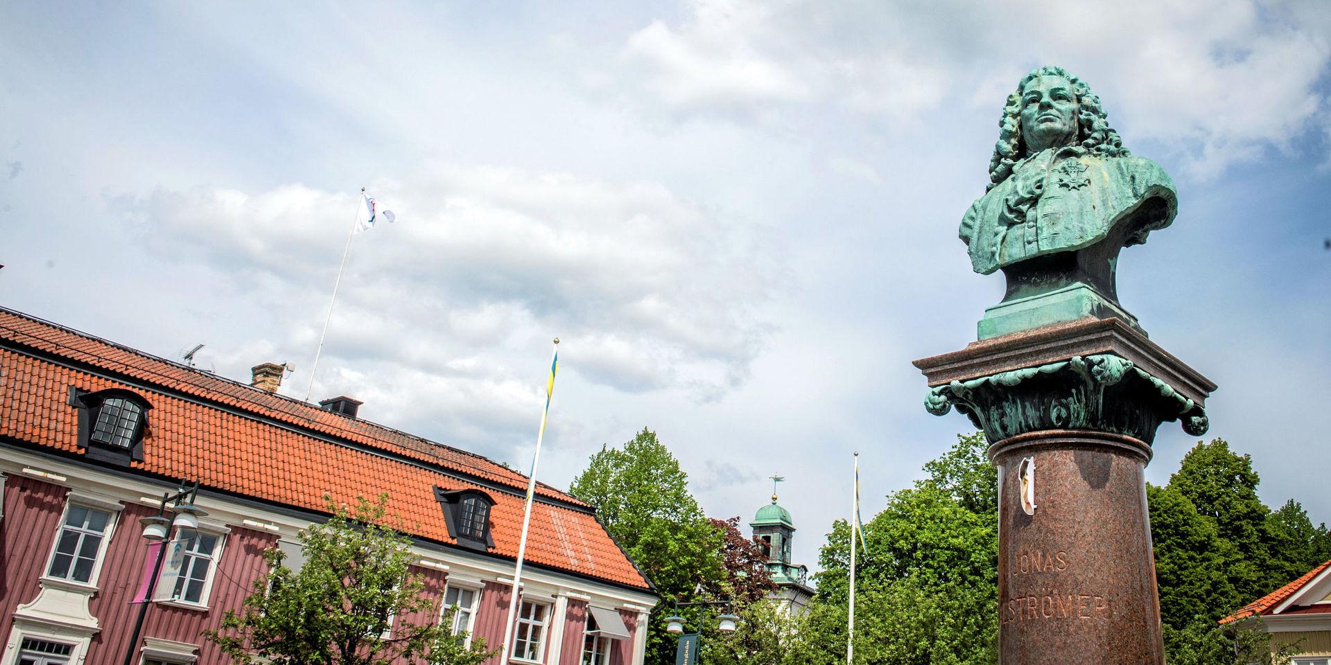 Historiska Sällskapet vill att Jonas Alströmer får sällskap på Stora torget av Per Henrik Rosenström.