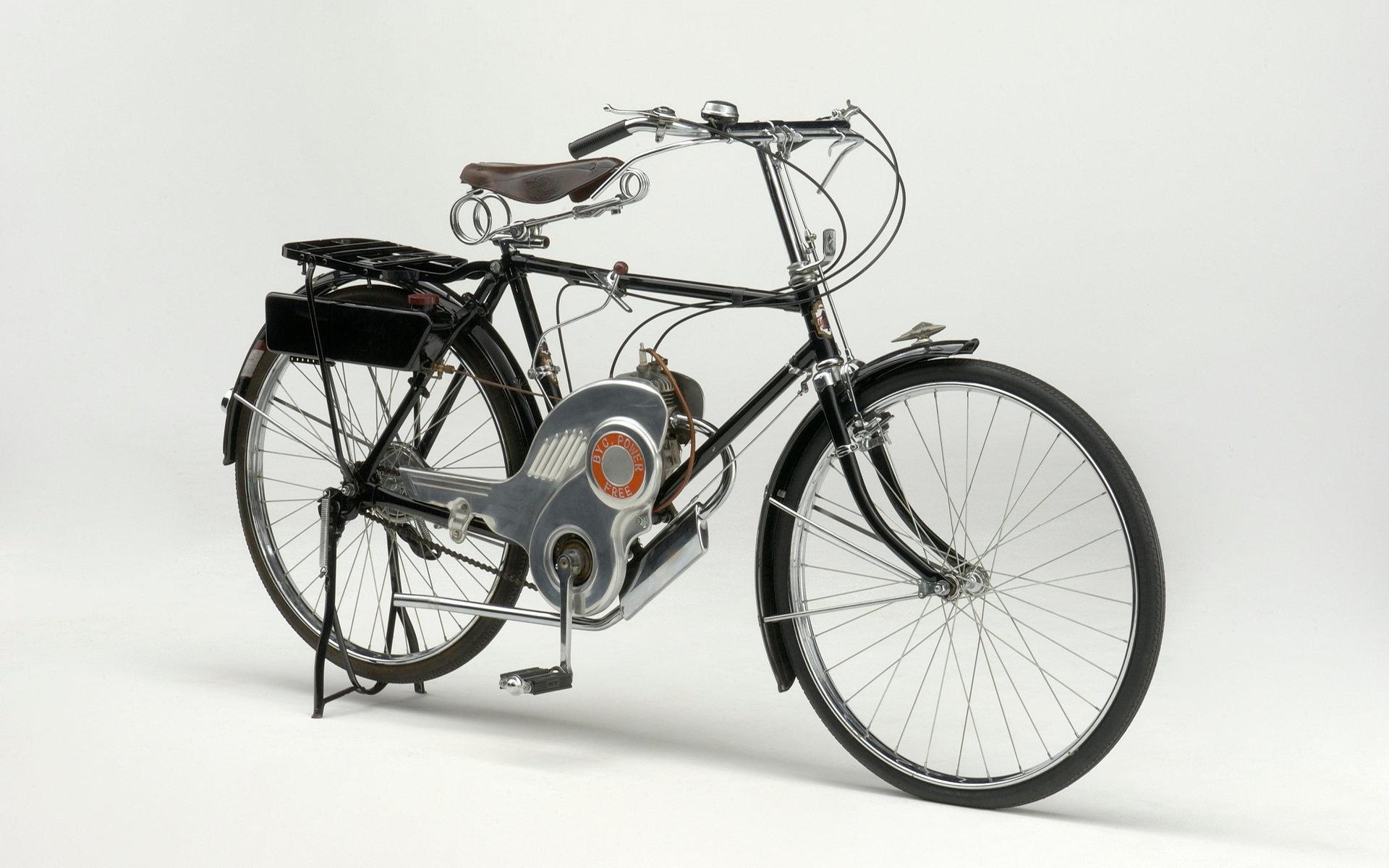 Power Free kom 1952. Föraren kunde välja enbart motor- eller pedaldrift, alternativt en kombination av båda.