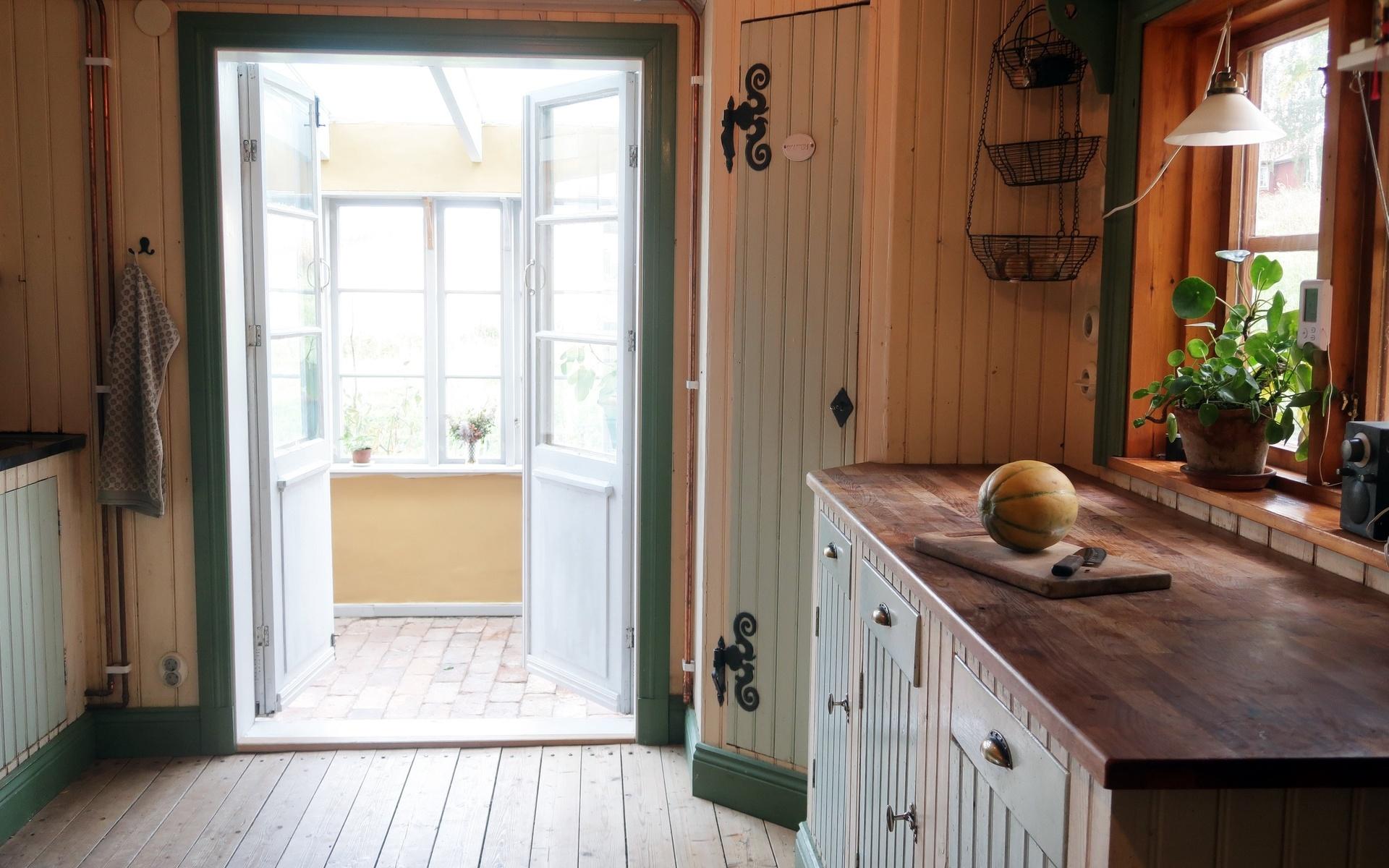Köket är nybyggt av torpets förra ägare, men i gammal stil från förra sekelskiftet. &quot;När vi byggde till ett uterum tog vi upp en dörr till det från köket&quot;, säger David Jonstad.
