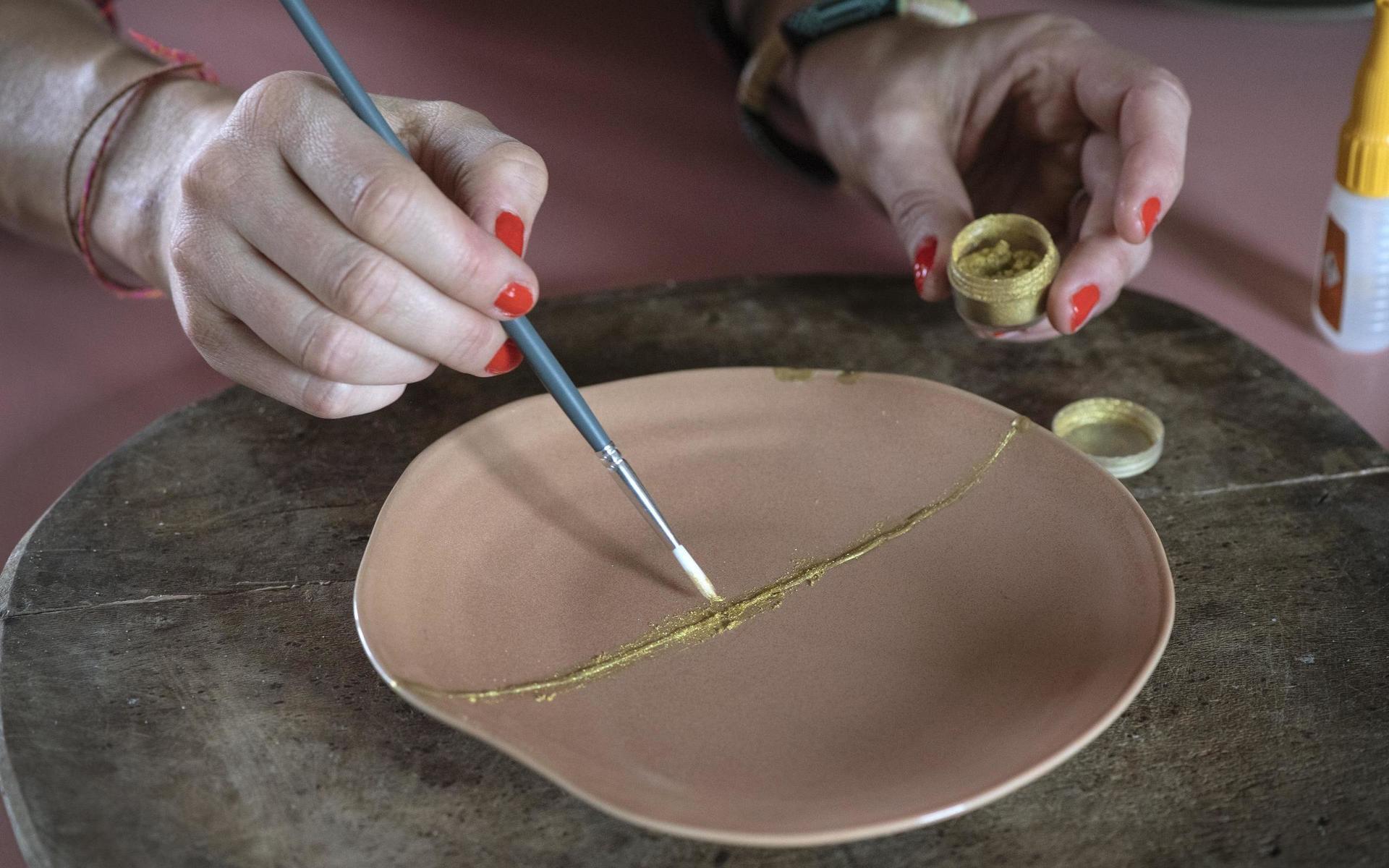 Kintsugi kallas den japanska konsten att laga keramik och porslin med pulvriserat guld.