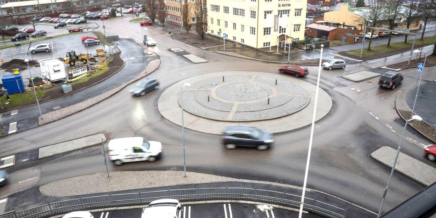 Flera alingsåsare tycker att den nya rondellen vid Stråhles Allé har blivit både bra och snygg.