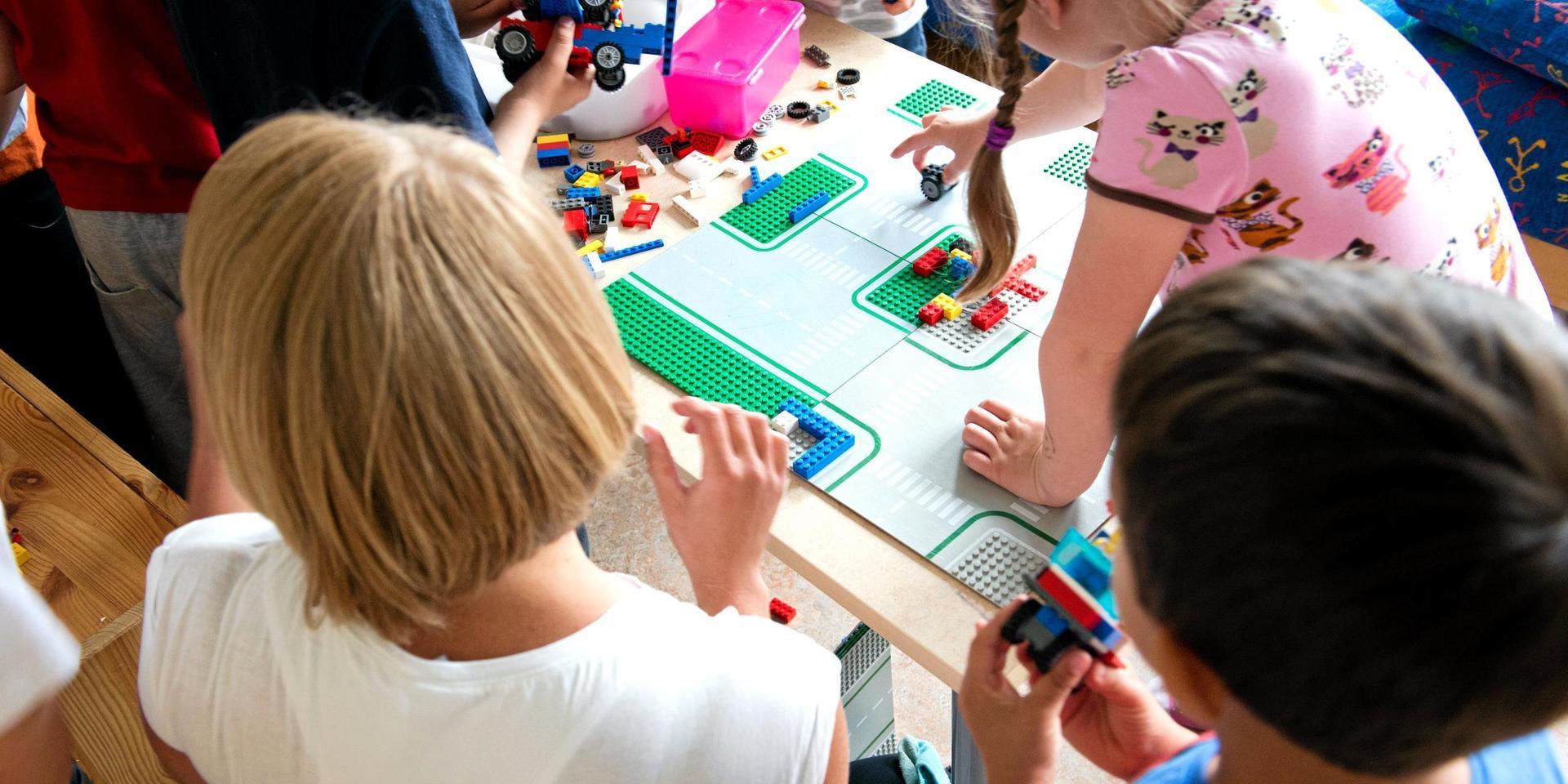 Vad är alliansens plan för förskolan i Vårgårda? Det undrar den rödgröna oppositionen.