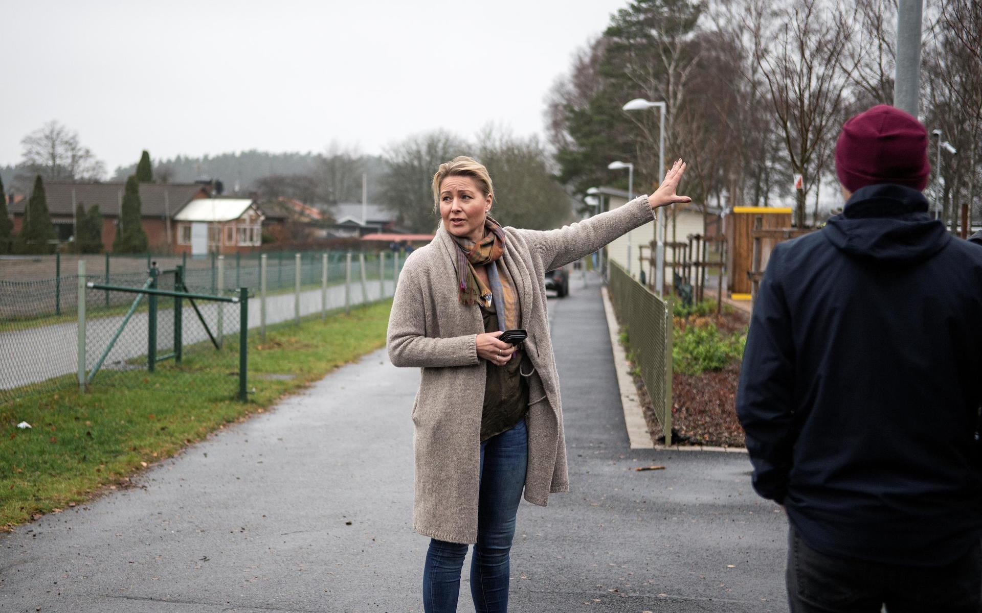 Utbildningschef Malin Lindberg försökte lugna oroliga föräldrar som samlats utanför skolan.