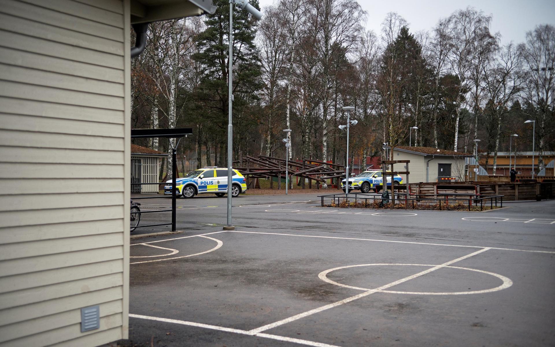 Polisen var snabbt på plats med flera patruller sedan larmet om en knivman vid Lindbladskolan kom.