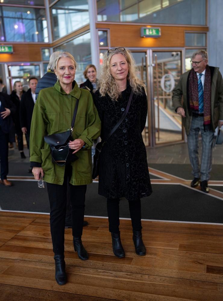 Vimmel inför premiären av ”Kärlek skonar ingen”. Klara Zimmergren i sällskap med systern Lotten Zimmergren. 