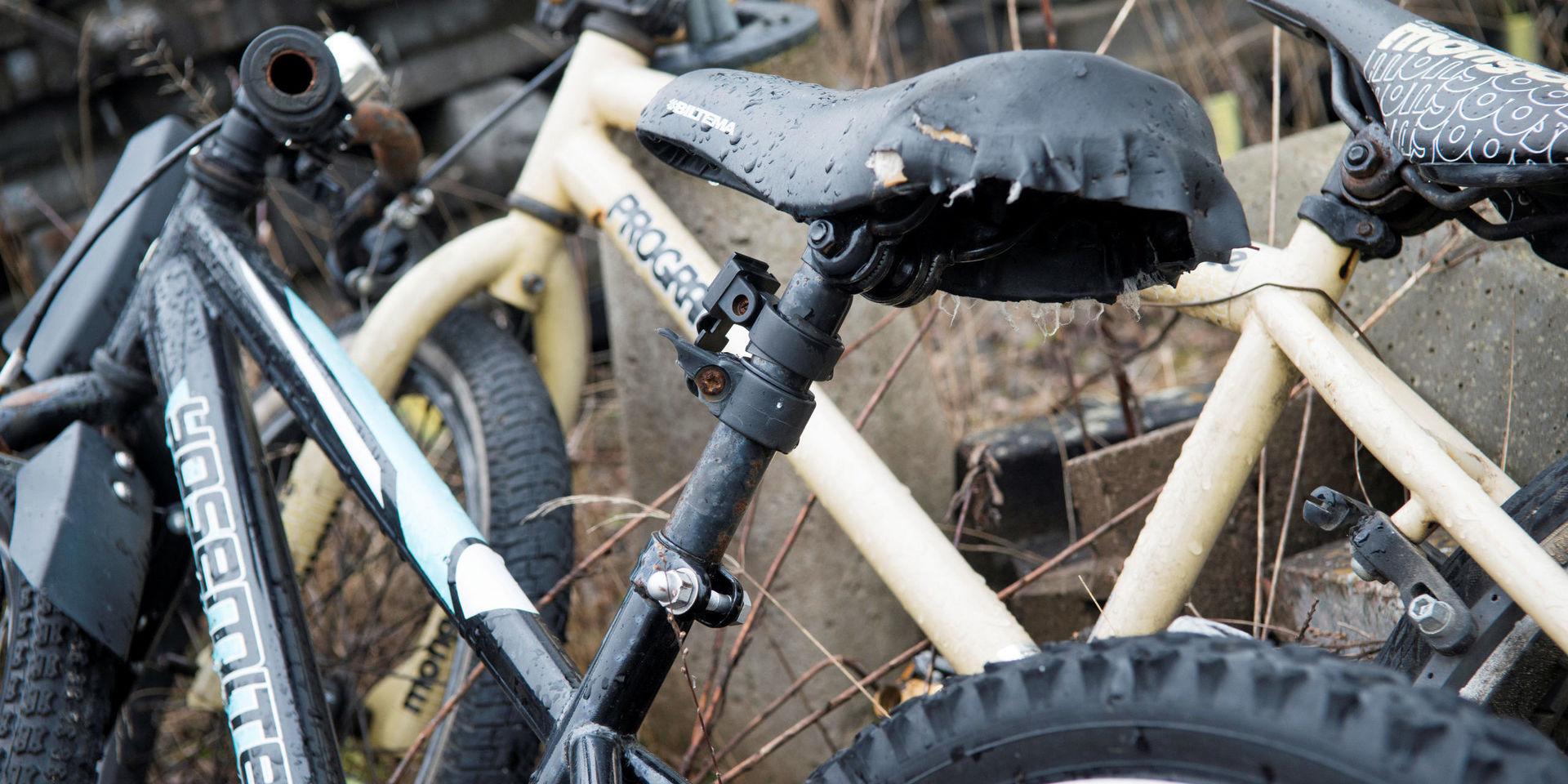 Med lite luft i däcken går åtskilliga av cyklarna som omhändertagits att cykla på. 