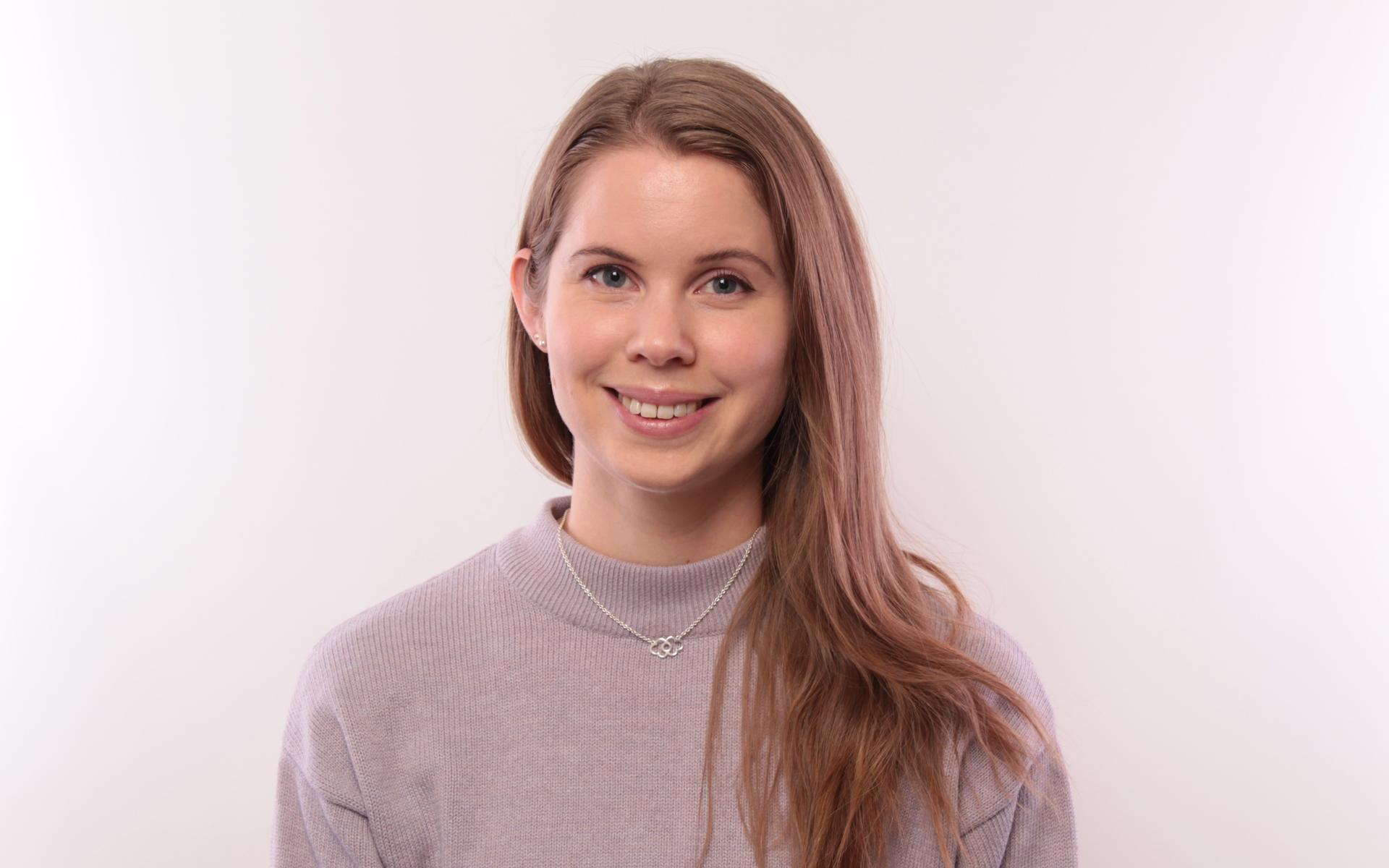 Emma Härenstam är meteorolog på SMHI. Strålande solsken kan hon inte utlova – än i alla fall – på midsommar. 