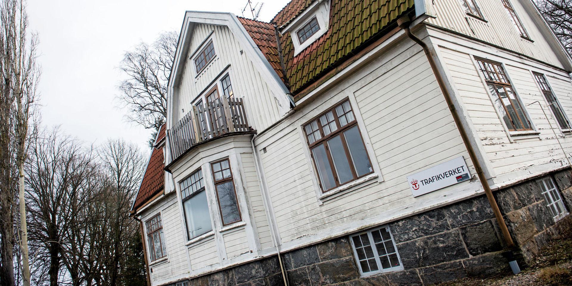 Trafikverket säljer en villa, med åtta rum, vid Svearondellen. Myndigheten löste in fastigheten, på begäran av de boende, i samband med planerna på en ombyggnad av E20 genom staden.