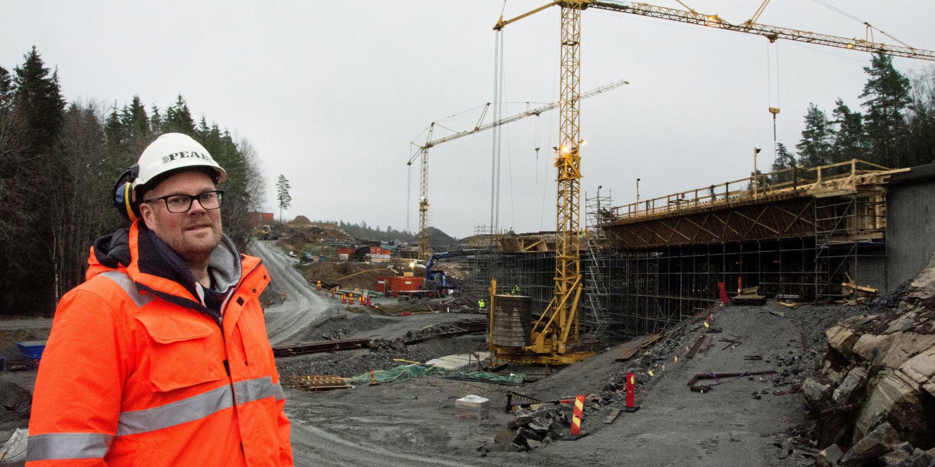 E20-bygget, här med projektchef Lars Bergström på Peab, är färdigt. Den nya vägsträckan mellan Alingsås och Vårgårda öppnar på torsdag.