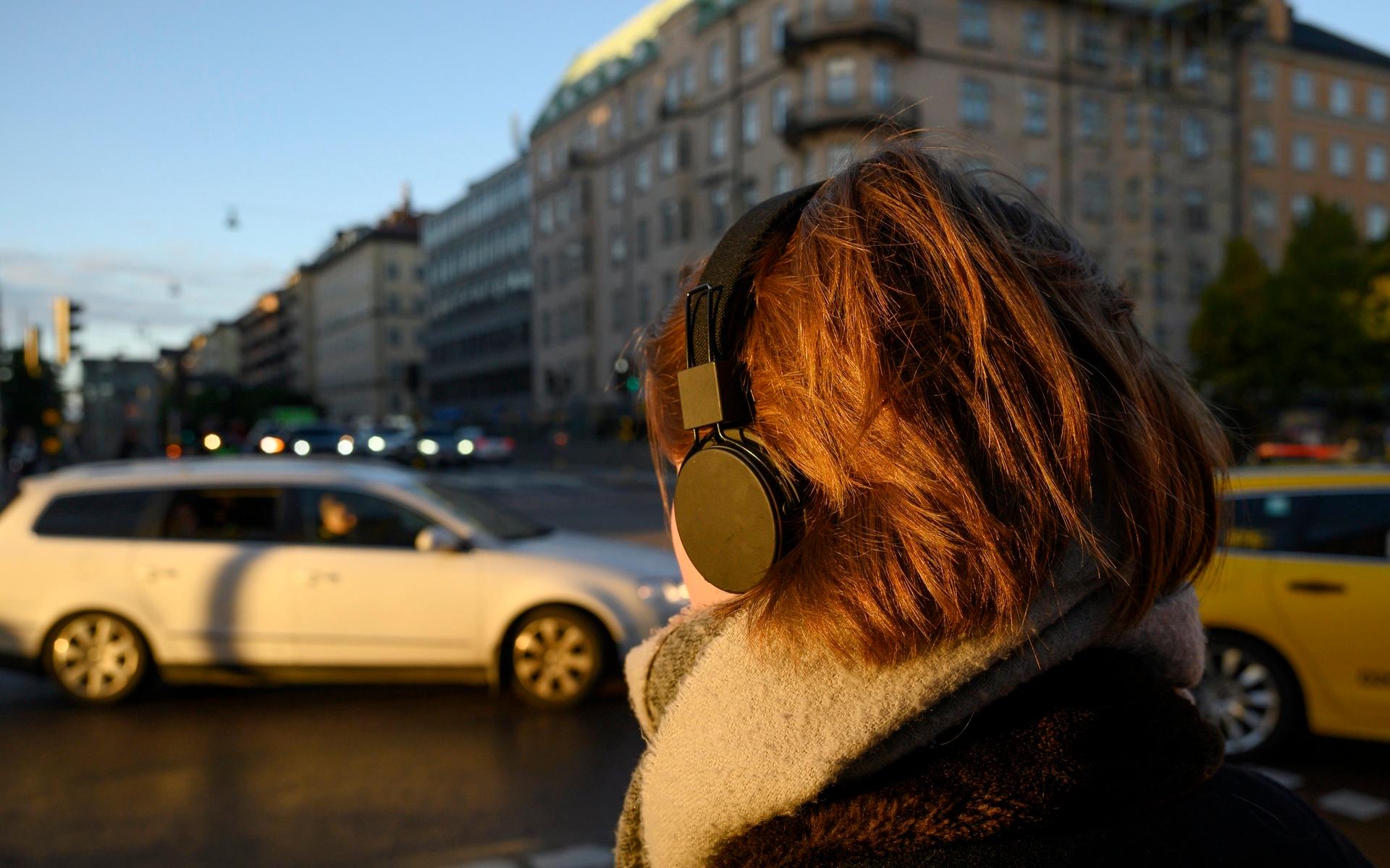 Hörlurarna distraherar och stänger ute ljud. Det ökar risken för olyckor.