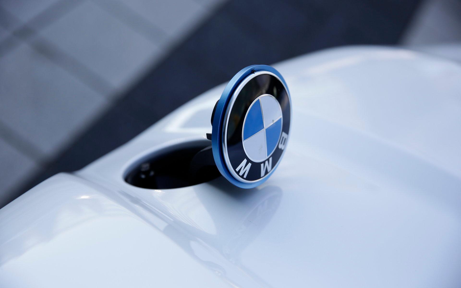 Detta är en den första bilen med förseglad motorhuv och kan bara öppnas av BMW-auktoriserad personal. Spolarvätskan fylls på under BMW-emblemet.