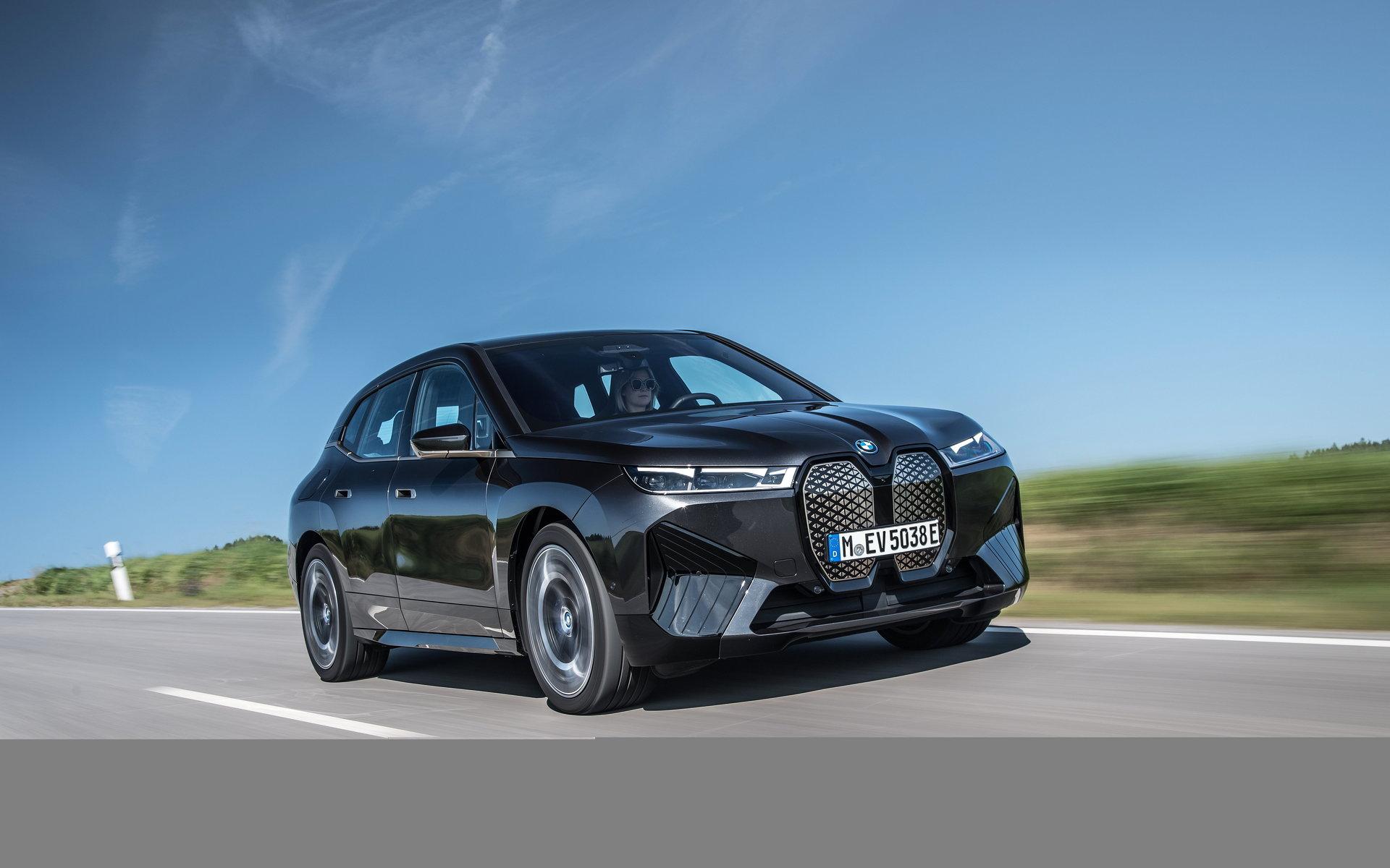 Med väl isolerade elmotorer och ljuddämpande skum i däcken får passagerarna i BMW:s iX en tyst resa.