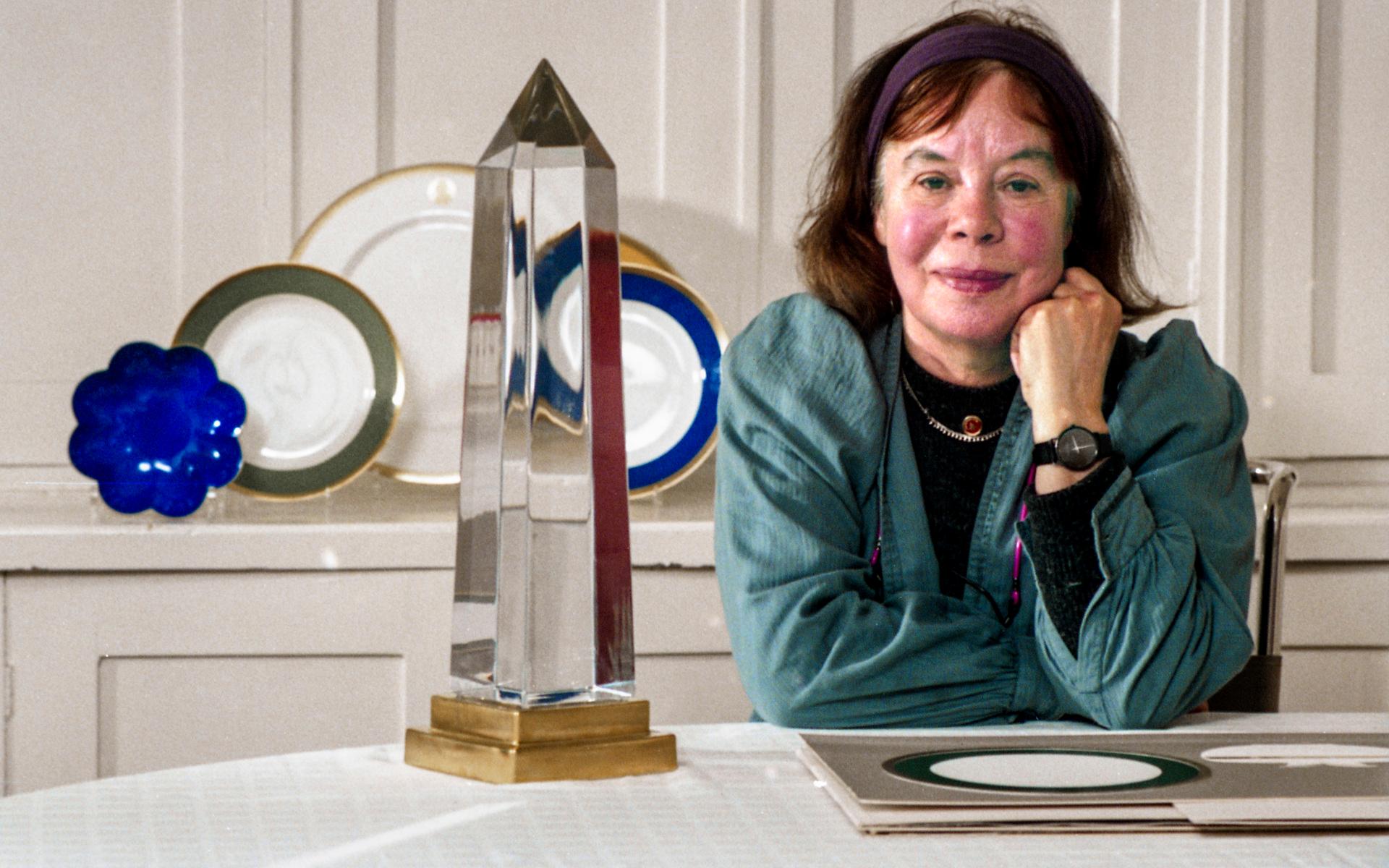 Med anledning av Nobelprisets 90-årsjubileum 1991 designade Karin Björquist den nya Nobelservisen och den obelisk som skulle placeras på det kungliga honnörsbordet. Bilden är från 1991.