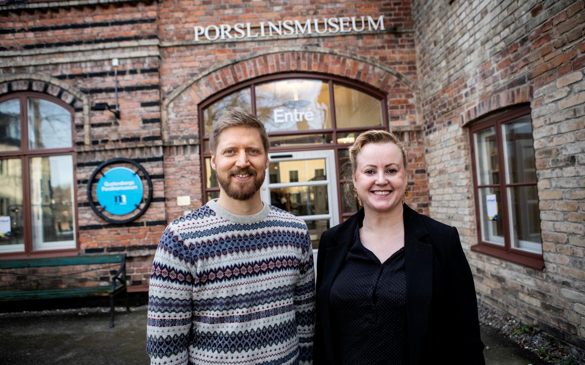 Anders Svensson är amanuens på Nationalmuseum och Ulrika Schaeder är intendent för Gustavsbergs Porslinsmuseum. Båda är curatorer för utställningen ”Karin Björquist – en tanke tar form”.
